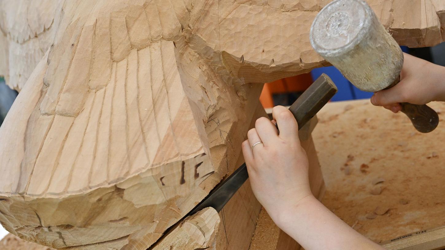 An den Schnitzschulen erlernt der Nachwuchs nach wie vor das Handwerk mit Klöpfel und Bildhauereisen. An den Schnitzschulen erlernt der Nachwuchs nach wie vor das Handwerk mit Klöpfel und Bildhauereisen.