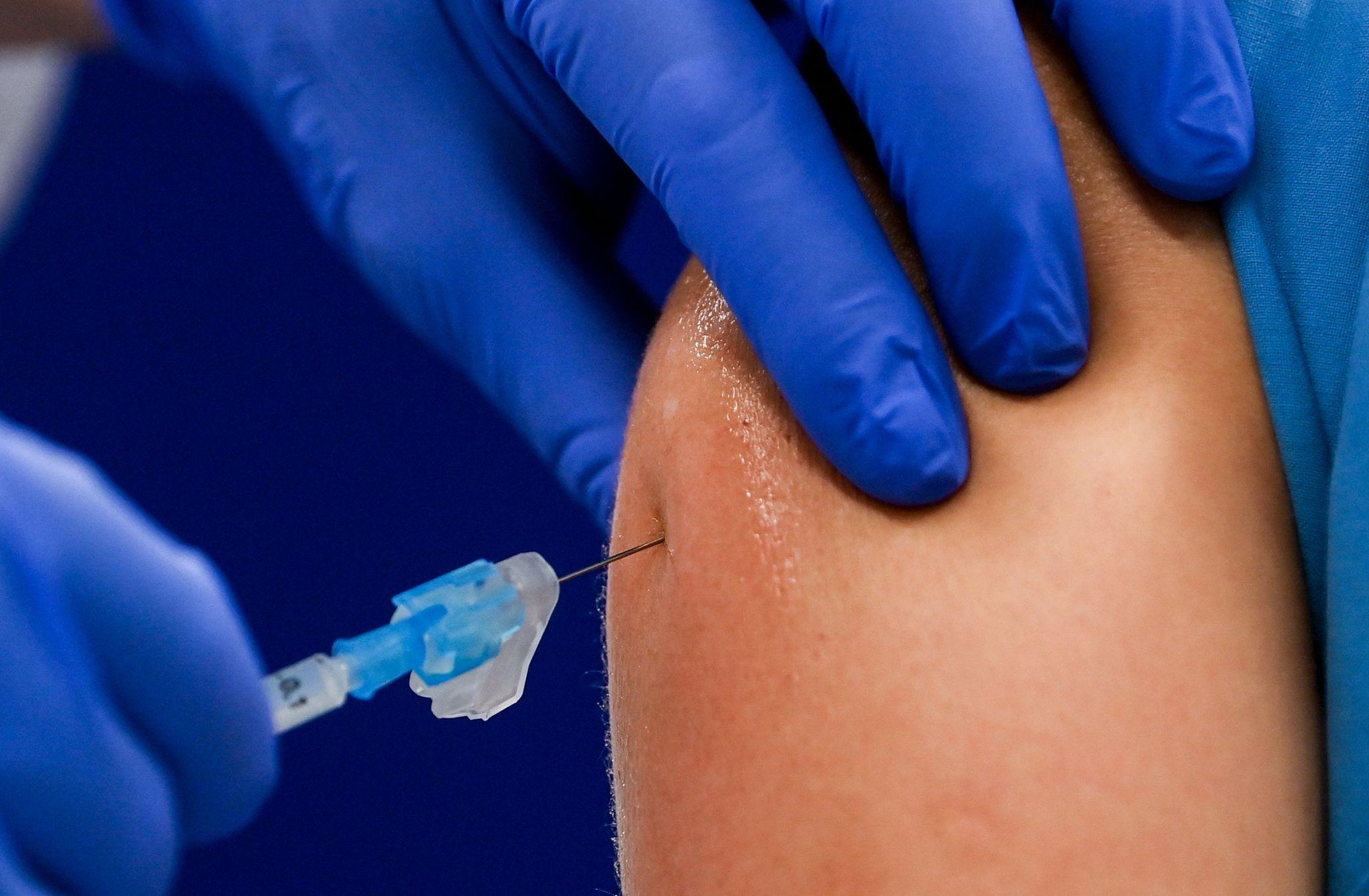 Die Regierung plant zudem eine neue bundesweite Impfkampagne. Die Bürgerinnen und Bürger sollen über die neuen, an die verschiedenen Virusvarianten angepassten Impfstoffe infomiert werden. Vermehrt sollen auch Medikamente gegen Covid-19 bei Behandlungen gegen das Virus zum Einsatz kommen. Alten- und Pflegeheime müssen Beauftragte benennen, die sich um Impfungen, Hygiene und Therapien für Erkrankte etwa mit dem Medikament Paxlovid kümmern.