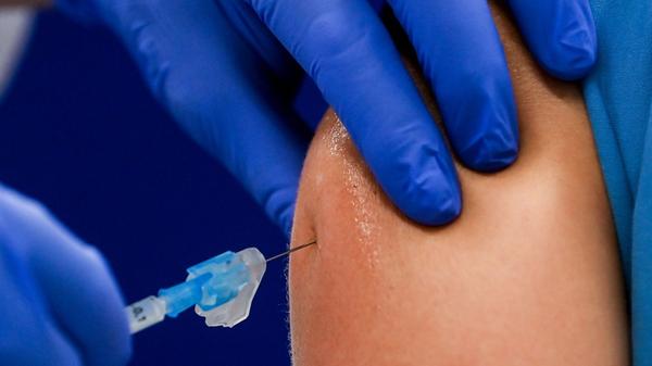 Die Regierung plant zudem eine neue bundesweite Impfkampagne. Die Bürgerinnen und Bürger sollen über die neuen, an die verschiedenen Virusvarianten angepassten Impfstoffe infomiert werden. Vermehrt sollen auch Medikamente gegen Covid-19 bei Behandlungen gegen das Virus zum Einsatz kommen. Alten- und Pflegeheime müssen Beauftragte benennen, die sich um Impfungen, Hygiene und Therapien für Erkrankte etwa mit dem Medikament Paxlovid kümmern.