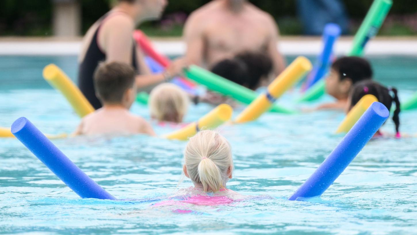 Weil die Schwimmbäder ihre Becken weniger beheizen wollen, müssen Kinder in kälterem Wasser schwimmen lernen. Die Deutsche Lebens-Rettungs-Gesellschaft befürchtet daher mehr Nichtschwimmer. Weil die Schwimmbäder ihre Becken weniger beheizen wollen, müssen Kinder in kälterem Wasser schwimmen lernen. Die Deutsche Lebens-Rettungs-Gesellschaft befürchtet daher mehr Nichtschwimmer.