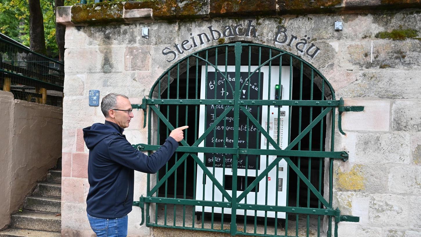 In den Eingang zum Steinbach-Keller auf dem Bergkirchweihgelände hat Brauereichef Christoph Gewalt hinter dem massiven Gitter einen Bierautomaten installiert.
