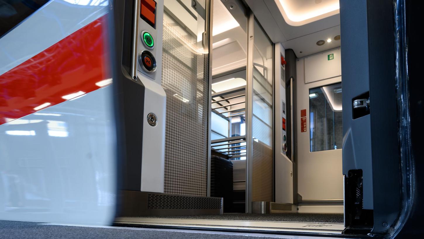 Die Bahn plant nicht nur den Einsatz von neuen Niederflurzügen, sondern auch eine Erhöhung der Fahrpreise. Das wurde bei der Präsentation des ICE-L des spanischen Herstellers Talgo bekannt. Die Bahn plant nicht nur den Einsatz von neuen Niederflurzügen, sondern auch eine Erhöhung der Fahrpreise. Das wurde bei der Präsentation des ICE-L des spanischen Herstellers Talgo bekannt.