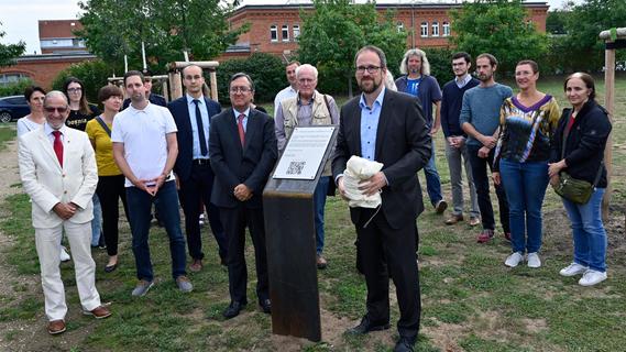 Erlangen: Gedenktafel und Bäume erinnern an die Opfer des NSU