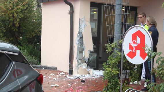 Kurioser Unfall in Mittelfranken: Auto fährt in Hauswand einer Apotheke