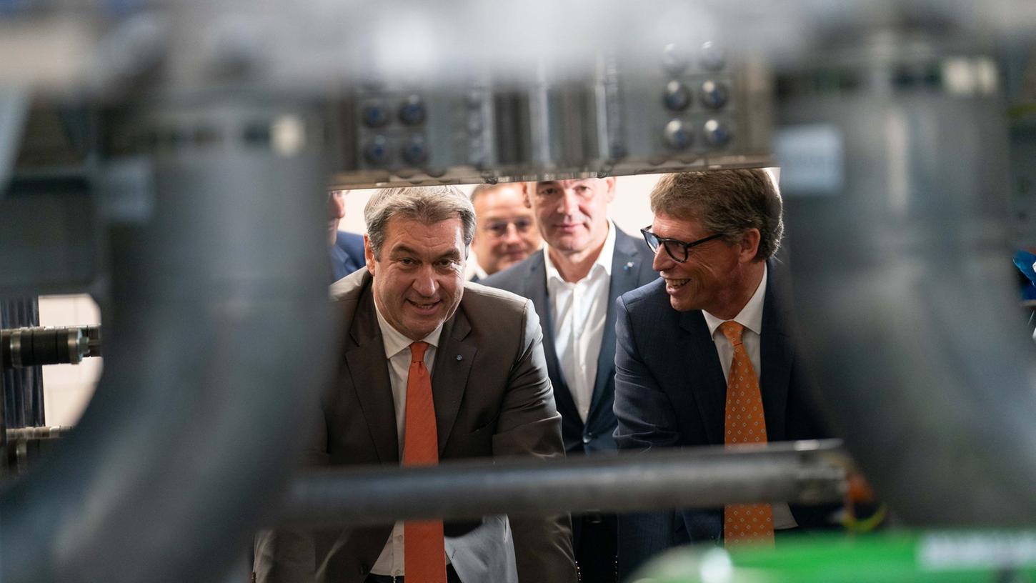 Bayerns Ministerpräsident Markus Söder (li.) und Siemens-Vorstand Matthias Rebellius besichtigen die Anlage in Wunsiedel.