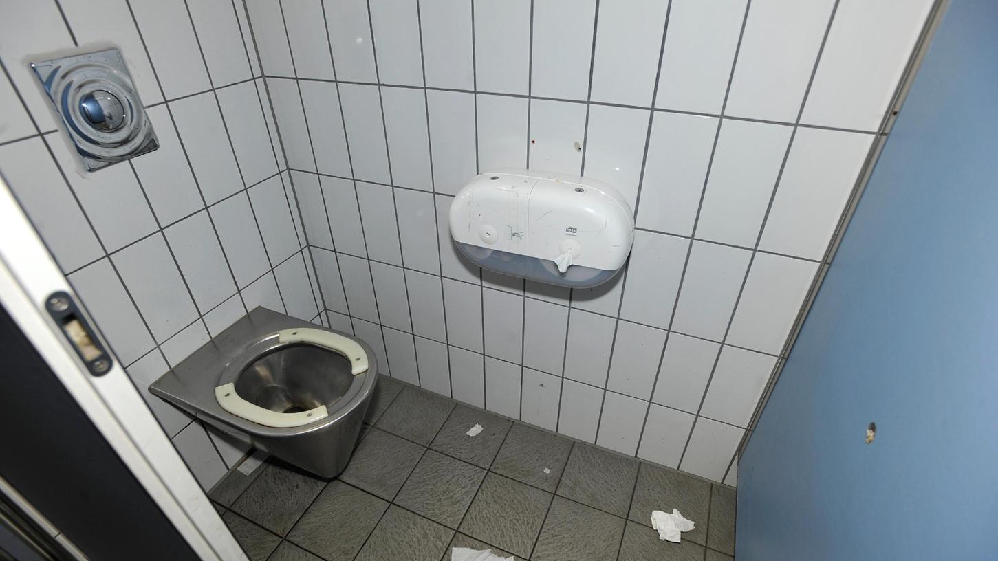 Die öffentlichen Toiletten in Neumarkt (hier am Rathaus) sind in einem schlechten Zustand. 
