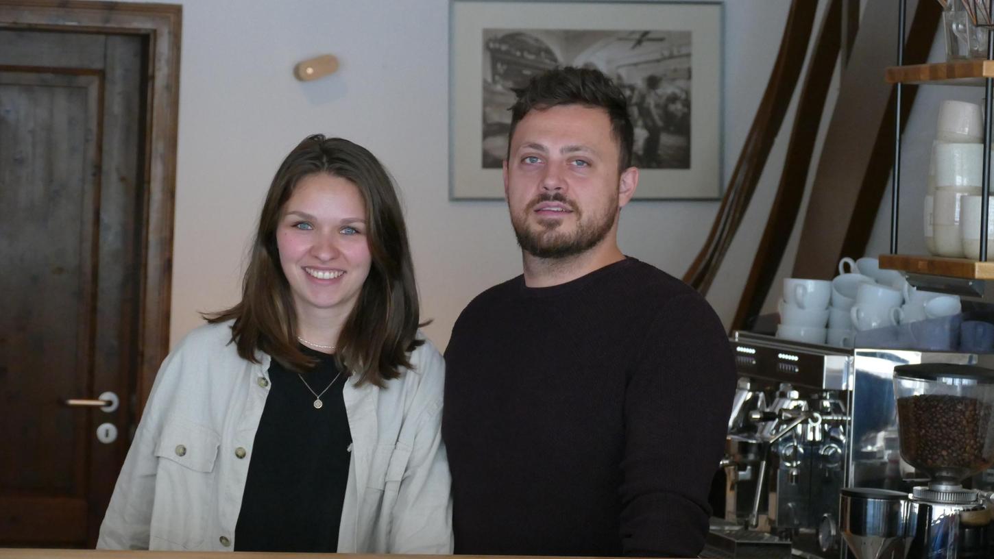 Luisa Haydn und ihr Partner Christoph Mösenlechner hören als Gastwirte des "Lu & Lorenz" auf. Die Café-Bar in der Luitpoldstraße wird Ende Oktober für immer schließen. Schuld daran ist vor allem die Pandemie. Luisa Haydn und ihr Partner Christoph Mösenlechner hören als Gastwirte des "Lu & Lorenz" auf. Die Café-Bar in der Luitpoldstraße wird Ende Oktober für immer schließen. Schuld daran ist vor allem die Pandemie.
