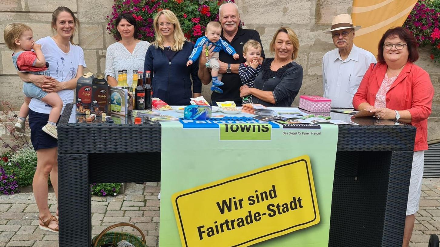 Regelmäßig vertreten ist die Fairtrade-Steuerungsgruppe auf dem Bauernmarkt am Prinzregentenplatz. „Wir sind bekannt, unsere Aktionen kommen an“, sagen die Akteure.
 
