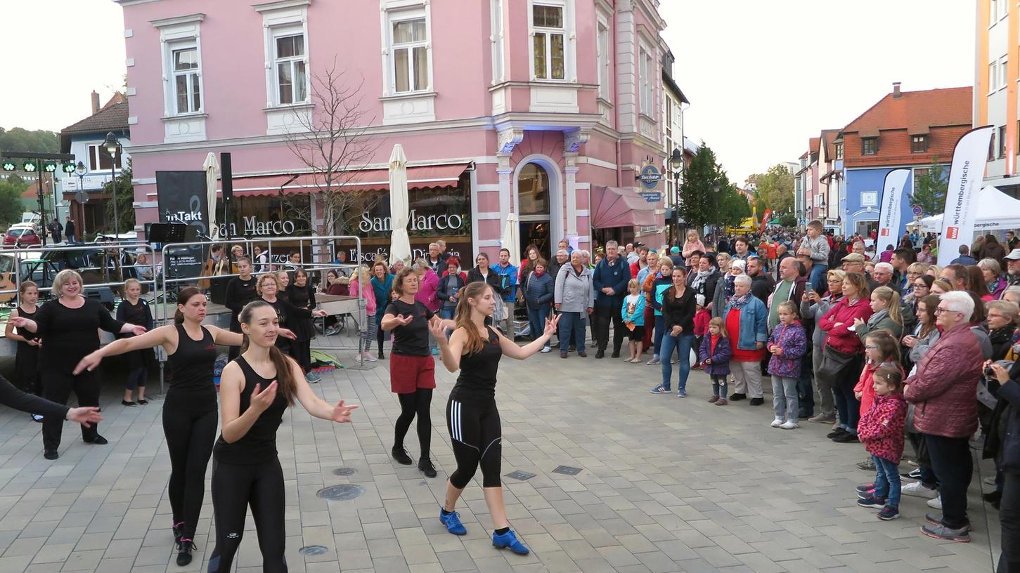 Auf dem Wallmüllerplatz und in der Bahnhofstraße erwarten die Besucher und Besucherinnen einige Tanzeinlagen.