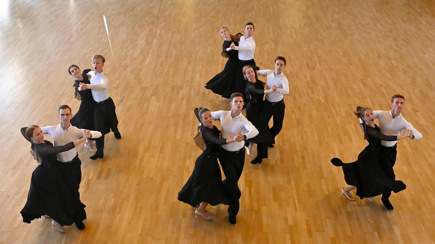 Fast täglich geht es ins Training: Barbara Sandmeier (in der Formation in der Mitte) fällt kaum auf. Tatsächlich aber könnten manche Teamkolleginnen ihre Töchter sein.
Fast täglich geht es ins Training: Barbara Sandmeier (in der Formation in der Mitte) fällt kaum auf. Tatsächlich aber könnten manche Teamkolleginnen ihre Töchter sein.