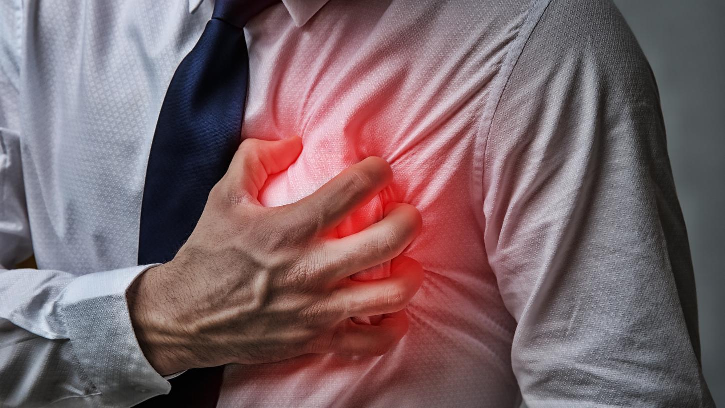 Brennende Brustschmerzen bei körperlicher Aktivität können auf verengte Herzkranzgefäße hinweisen.
