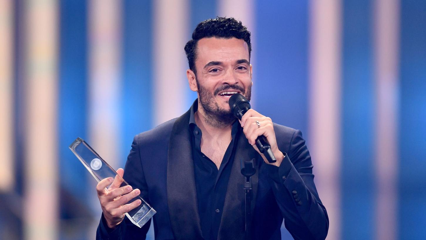 Giovanni Zarrella freut sich bei der Verleihung des Deutschen Fernsehpreises über die Auszeichnung in der Kategorie "Beste Einzelleistung/Moderation Unterhaltung". Giovanni Zarrella freut sich bei der Verleihung des Deutschen Fernsehpreises über die Auszeichnung in der Kategorie "Beste Einzelleistung/Moderation Unterhaltung".