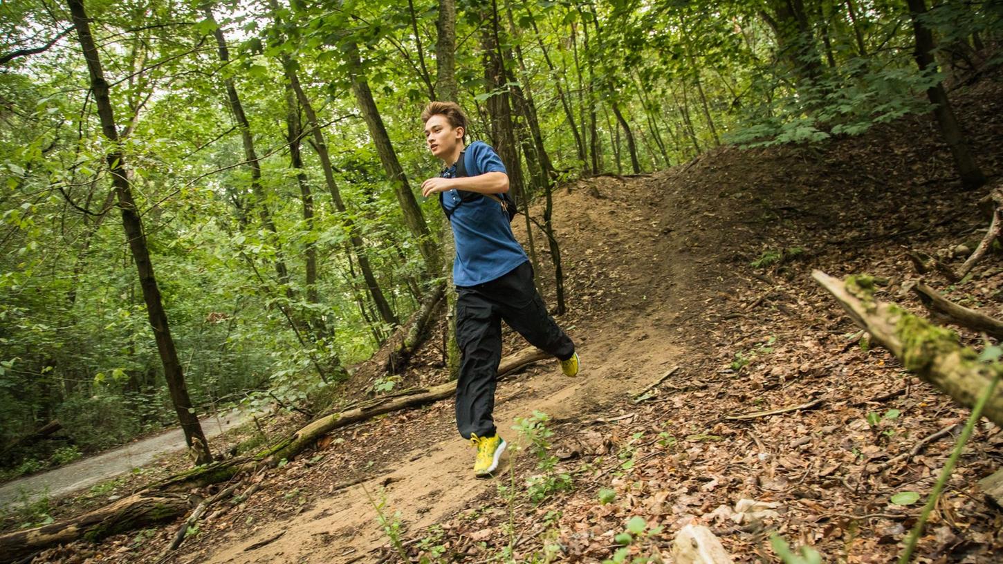 Gute Trailrunning-Schuhe sind wetterfest und gedämpft, abgestimmt auf die Bodenverhältnisse und den Lauftyp. Gute Trailrunning-Schuhe sind wetterfest und gedämpft, abgestimmt auf die Bodenverhältnisse und den Lauftyp.