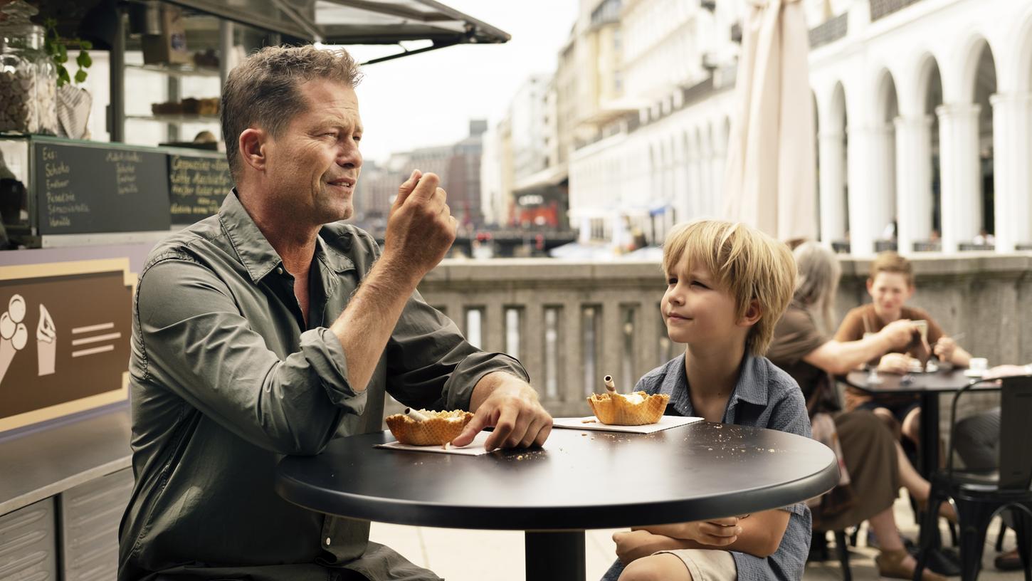Da ist die Welt noch in Ordnung: Til Schweiger als Kurt und Levi Wolter (rechts) als sein Sohn, der "kleine" Kurt.
Da ist die Welt noch in Ordnung: Til Schweiger als Kurt und Levi Wolter (rechts) als sein Sohn, der "kleine" Kurt.