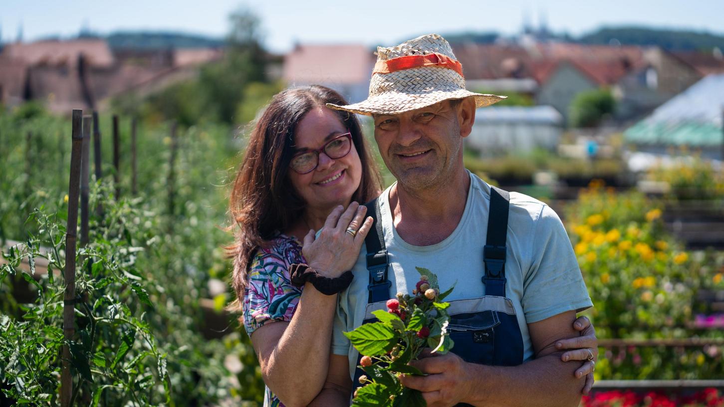 Carmen und Michael Dechant stehen in ihrer Hofstadt-Gärtnerei im Bamberger Stadtteil Gärtnerstadt.