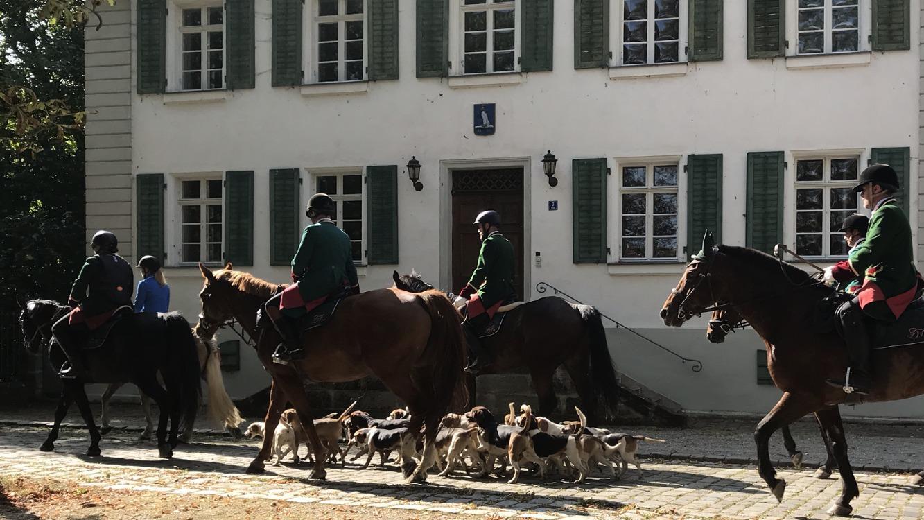 Die Familie der Freiherren von Falkenhausen bei der Schleppjagd.
Die Familie der Freiherren von Falkenhausen bei der Schleppjagd.