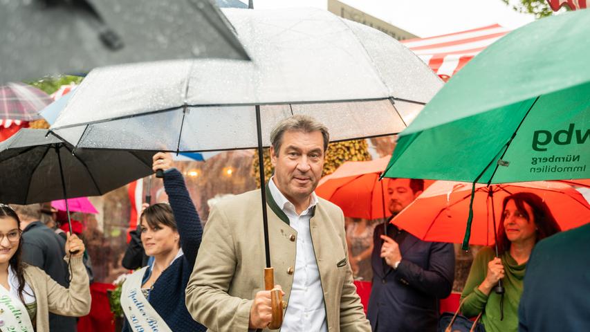 Bayerns Ministerpräsident Markus Söder trotzt dem Regen.