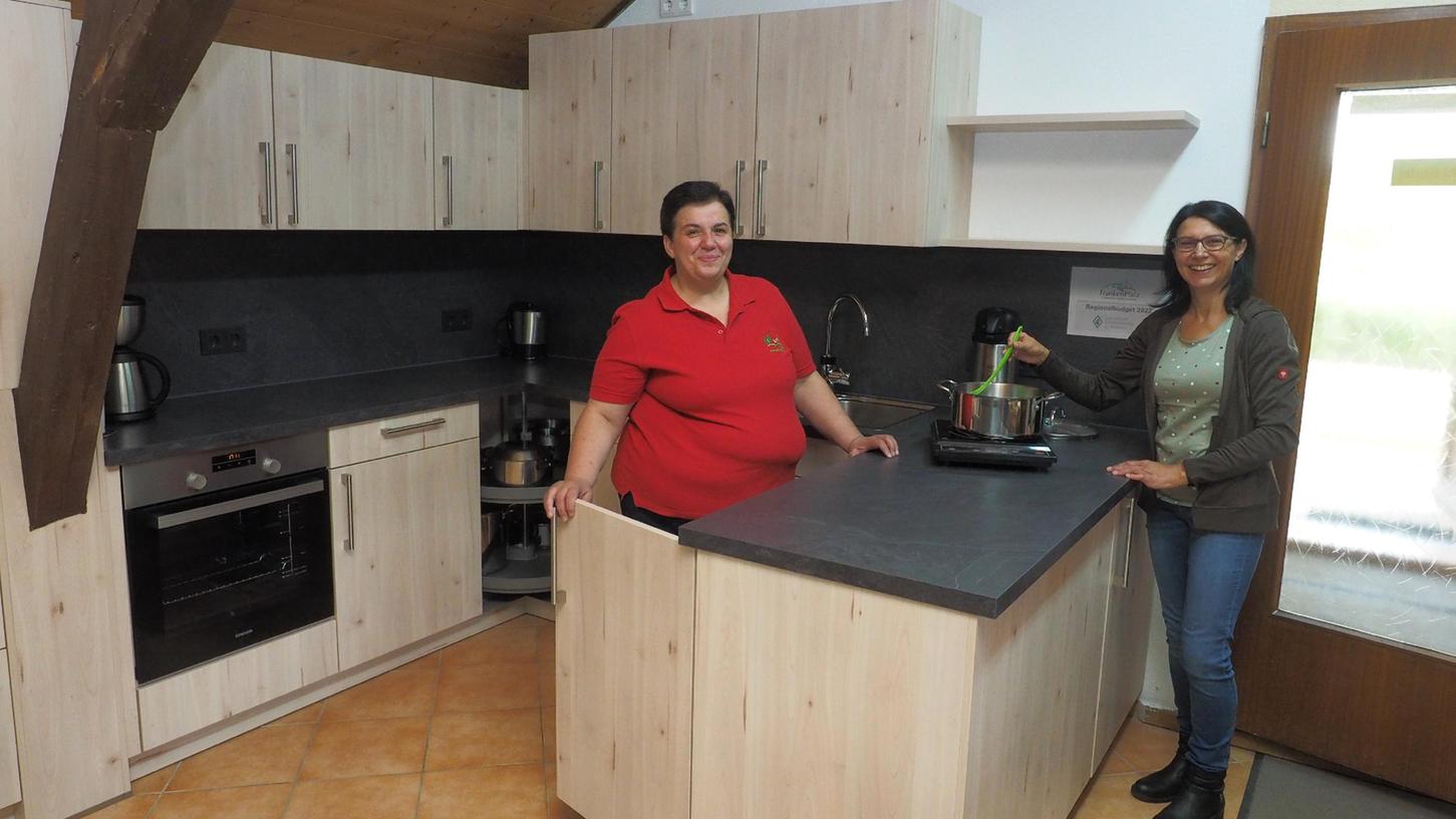  Die Vorsitzende das Heimatvereins Plech, Anja Heisinger (links) und ihre Mitgliedr freuen sich über eine neue Küche im Vereinsheim.