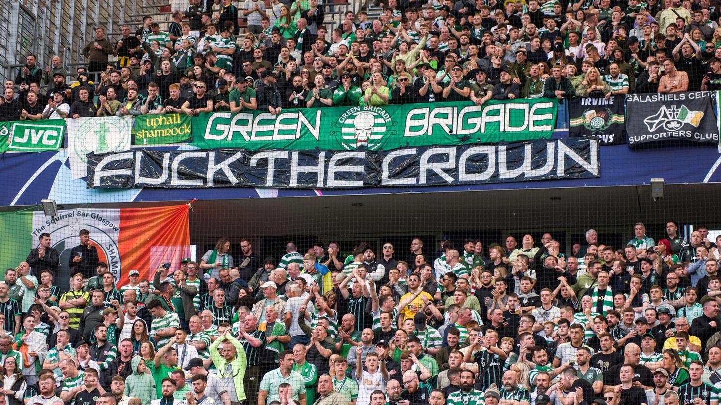 Fans von Celtic Glasgow haben während der Champions-League-Begegnung zwischen Donezk und Celtic ein Transparent mit der Aufschrift "Fuck the crown" (Fick die Krone) aufgehängt.