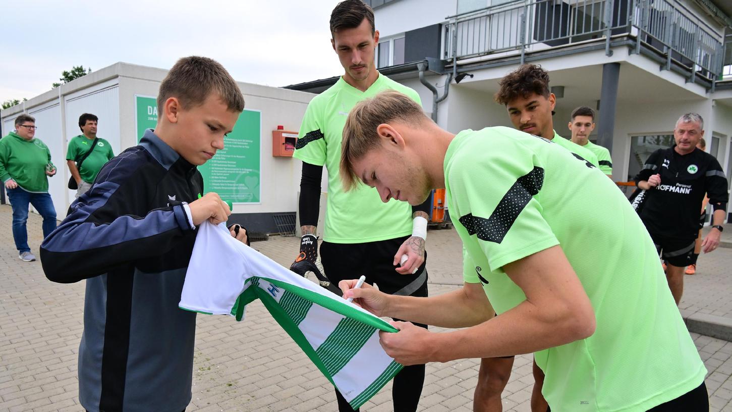 Schon nach drei Wochen sehr beliebt: Marco John lebte sich erstaunlich schnell ein beim Kleeblatt und will seiner Karriere in Fürth neuen Schwung verleihen
Schon nach drei Wochen sehr beliebt: Marco John lebte sich erstaunlich schnell ein beim Kleeblatt und will seiner Karriere in Fürth neuen Schwung verleihen
