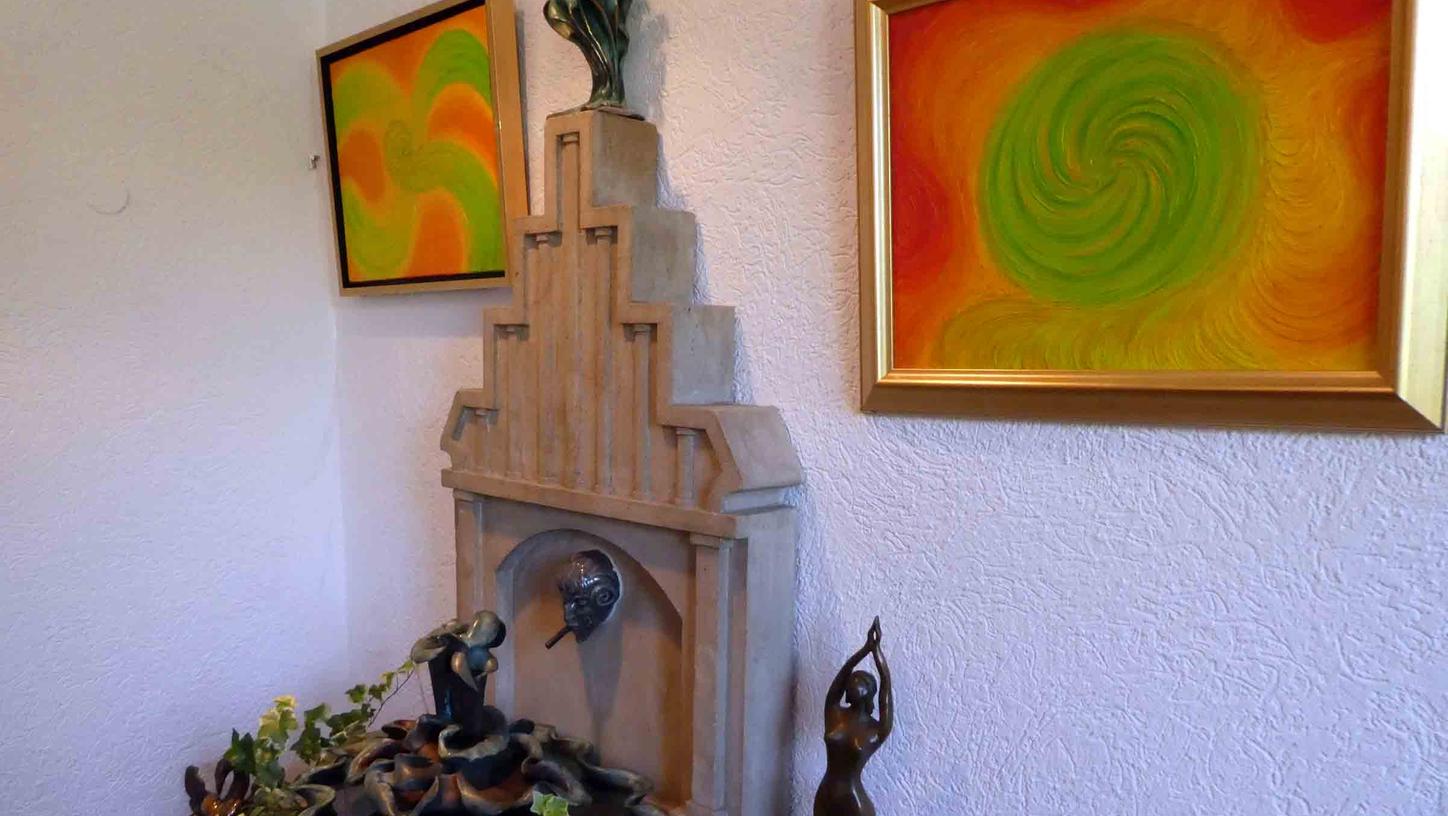 Im Elternhaus in Münchsteinach hat die Künstlerin Susanne Tietze-Strack eine Galerie eingerichtet, in der sie gerne Kunstfreunde willkommen heißt und in die sie am 16. Oktober zur Herbstvernissage einlädt.

