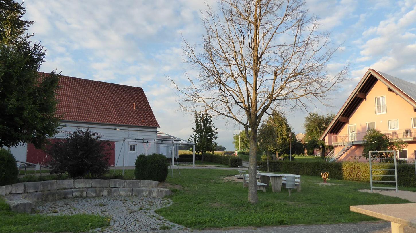 Die Linde am Dorfplatz in Oberschwaningen ist abgestorben. Die Gemeinde Unterschwaningen nimmt eine Ersatzpflanzung vor, so die Zusicherung von Bürgermeister Marcus Bauer
Die Linde am Dorfplatz in Oberschwaningen ist abgestorben. Die Gemeinde Unterschwaningen nimmt eine Ersatzpflanzung vor, so die Zusicherung von Bürgermeister Marcus Bauer
