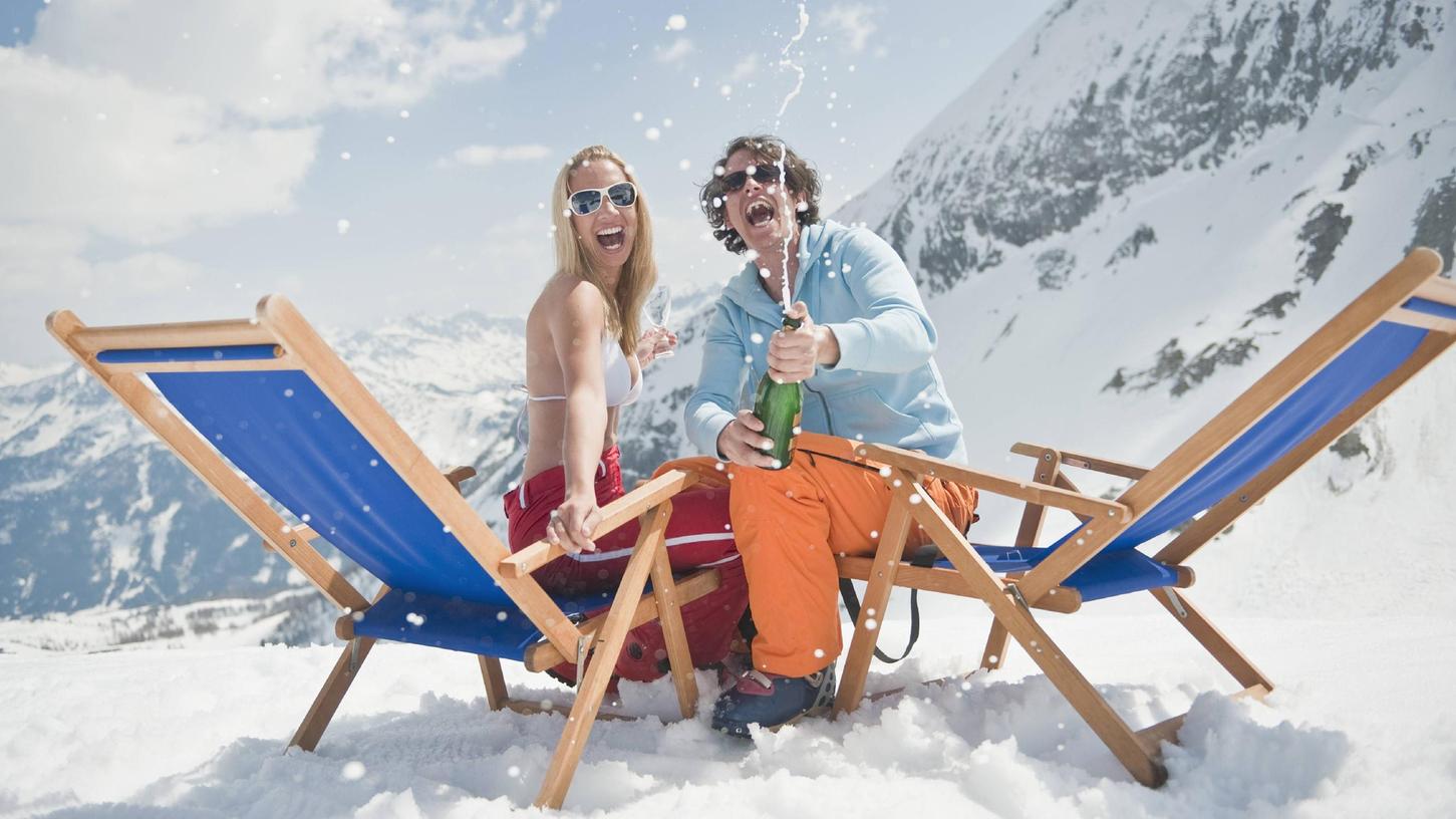 Sie haben gut lachen, denn sie haben Geld und konnten schon früher an der Piste die Champagnerkorken knallen lassen. Blieben die Urlaubermassen aus, ginge es den Skigebieten an die Substanz.
Sie haben gut lachen, denn sie haben Geld und konnten schon früher an der Piste die Champagnerkorken knallen lassen. Blieben die Urlaubermassen aus, ginge es den Skigebieten an die Substanz.