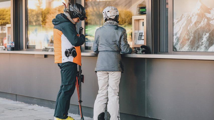 Lange Gesichter dürfte es an mancher Liftkasse angesichts der zu erwartenden Preise geben, falls sie doch noch mehr steigen als die Inflation.
Lange Gesichter dürfte es an mancher Liftkasse angesichts der zu erwartenden Preise geben, falls sie doch noch mehr steigen als die Inflation.