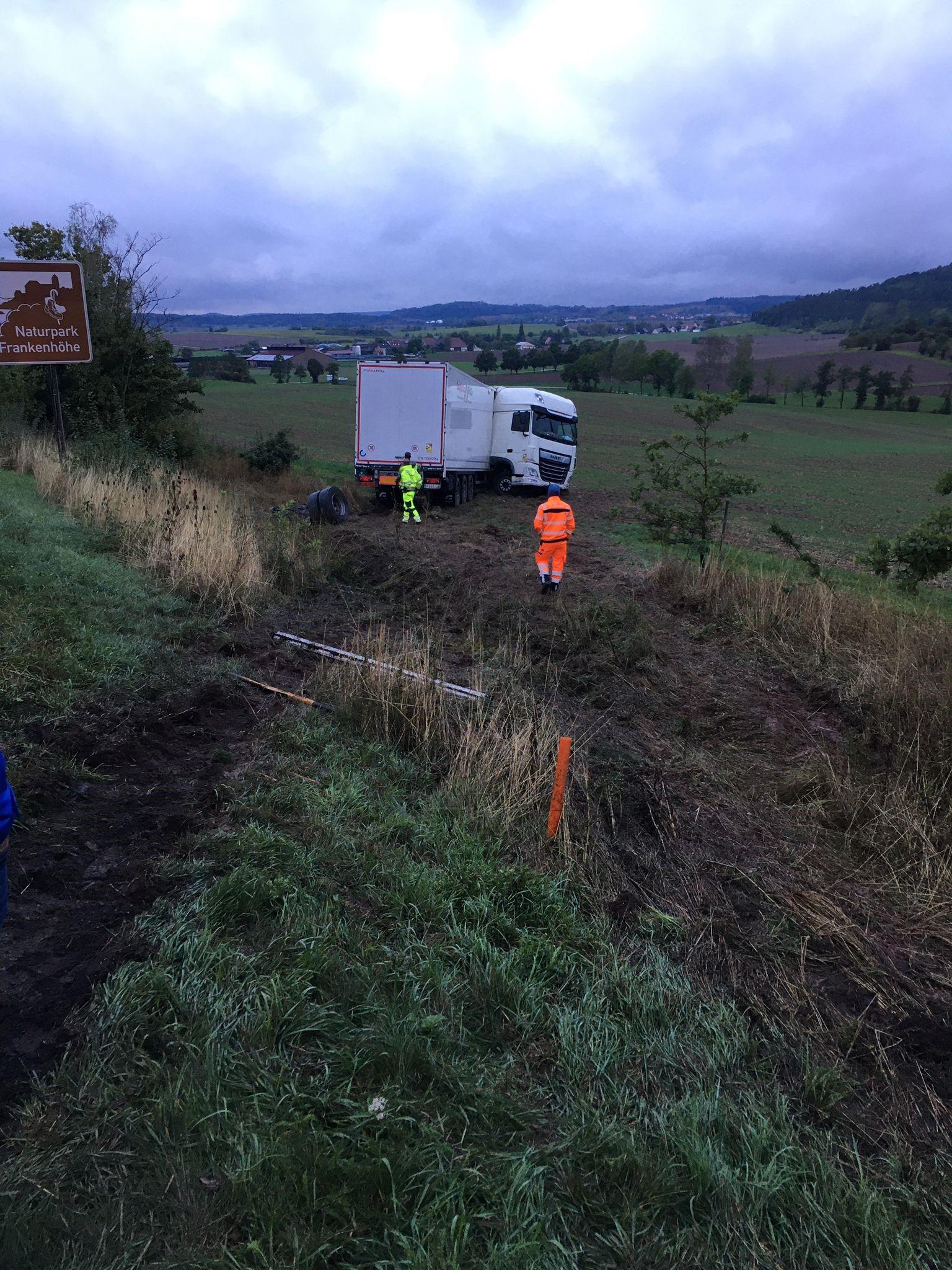 Fünf Stunden Vollsperrung Auf Der A6 In Franken: Laster Rutscht Abhang ...