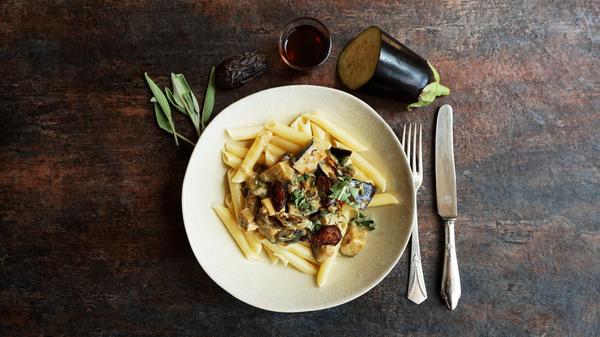 Mit frischem Salbei: Pasta mit einer cremigen Auberginen-Sauce