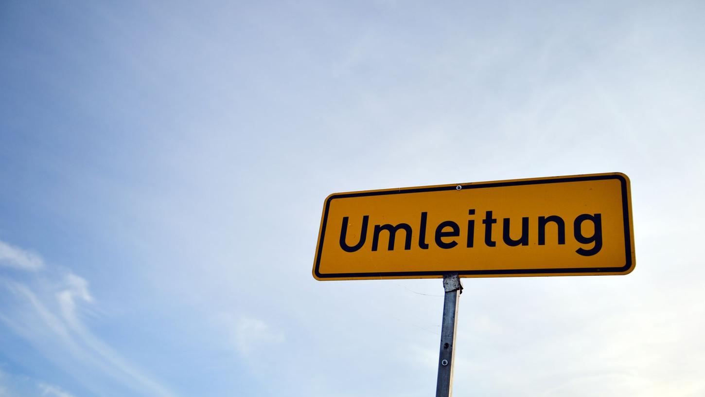 Ist die Straße gesperrt, müssen auch Fahrradfahrer die ausgeschilderte Umleitung nehmen. Ist die Straße gesperrt, müssen auch Fahrradfahrer die ausgeschilderte Umleitung nehmen.