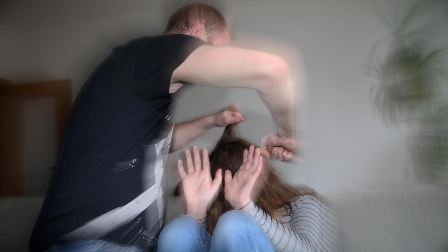 Auch bei häuslicher Gewalt spielt Zivilcourage eine große Rolle, etwa dann, wenn Nachbarn, Freunde und Familie intervenieren und die Polizei rufen. Auch bei häuslicher Gewalt spielt Zivilcourage eine große Rolle, etwa dann, wenn Nachbarn, Freunde und Familie intervenieren und die Polizei rufen.