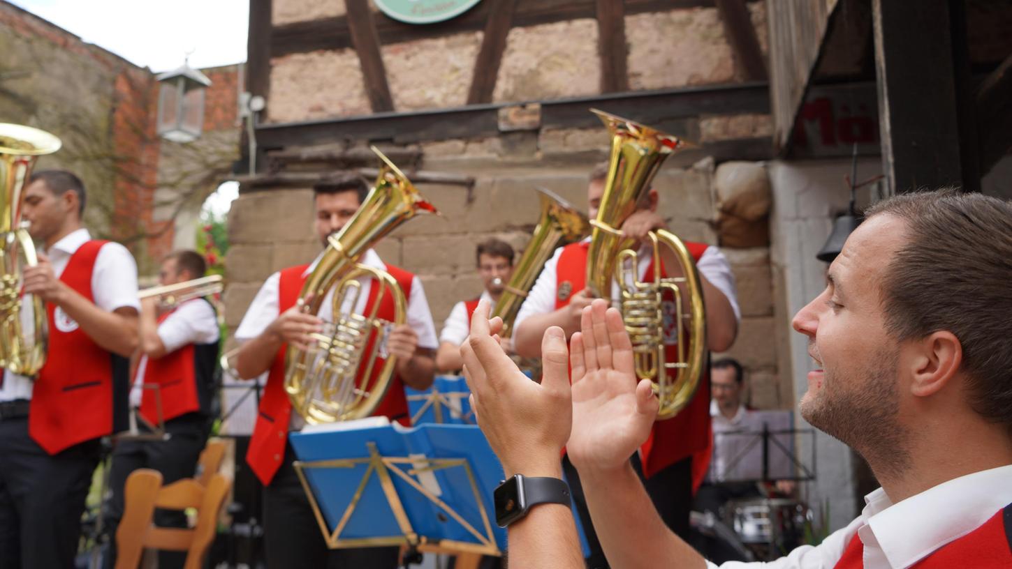 Erst jüngst spielte die Jahrsdorfer Blaskapelle im Hof von Schloss Eysölden auf. Die Schlossschänke gehört zu mittlerweile 500 „musikantenfreundlichen Gasthäusern“ in Bayern. Für Speis’ und Trank erfreuten die Musikanten die zahlreichen Gäste.
Erst jüngst spielte die Jahrsdorfer Blaskapelle im Hof von Schloss Eysölden auf. Die Schlossschänke gehört zu mittlerweile 500 „musikantenfreundlichen Gasthäusern“ in Bayern. Für Speis’ und Trank erfreuten die Musikanten die zahlreichen Gäste.