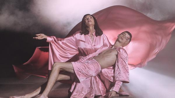 Alles rosa in "La Pietà" von dem spanischen Regisseur Eduardo Casanova. Rosig ist es in dem Film deshalb noch lange nicht.