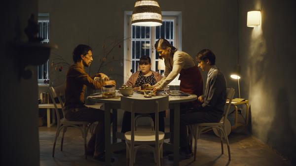 Irgendetwas stimmt nicht auf dem Hof der Tante: Das wird der 15-jährigen Simi in "Family Dinner" immer klarer.
