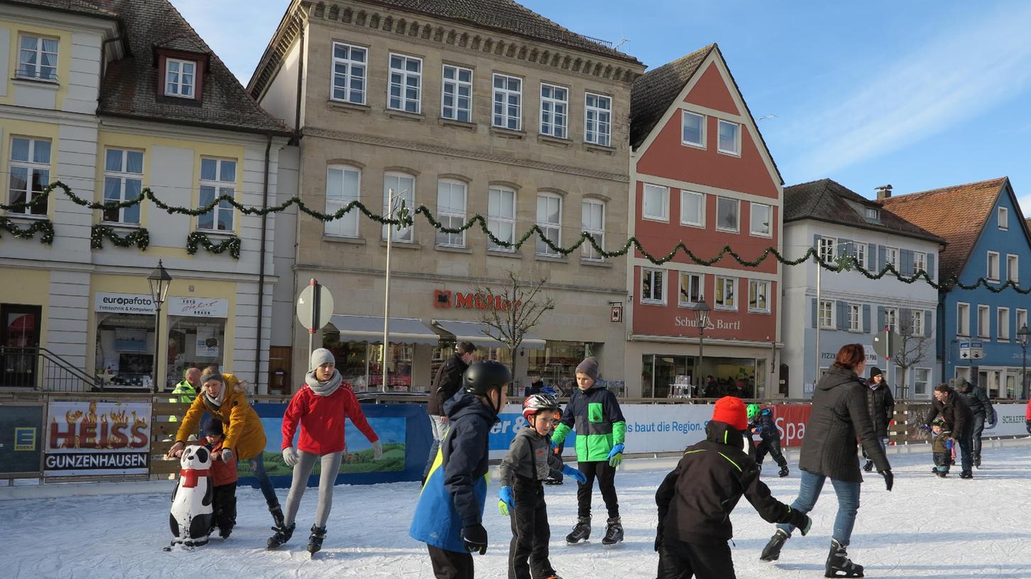 Ein Bild vom Dezember 2019: Die Eisbahn war ordentlich frequentiert, von rasant steigenden Stromkosten war nichts bekannt, man konnte einfach Spaß haben. Das hat sich geändert. Jetzt geht es darum, welchen Konsequenzen die Politik aus der neuen, schwierigen Situation ziehen sollte.
Ein Bild vom Dezember 2019: Die Eisbahn war ordentlich frequentiert, von rasant steigenden Stromkosten war nichts bekannt, man konnte einfach Spaß haben. Das hat sich geändert. Jetzt geht es darum, welchen Konsequenzen die Politik aus der neuen, schwierigen Situation ziehen sollte.