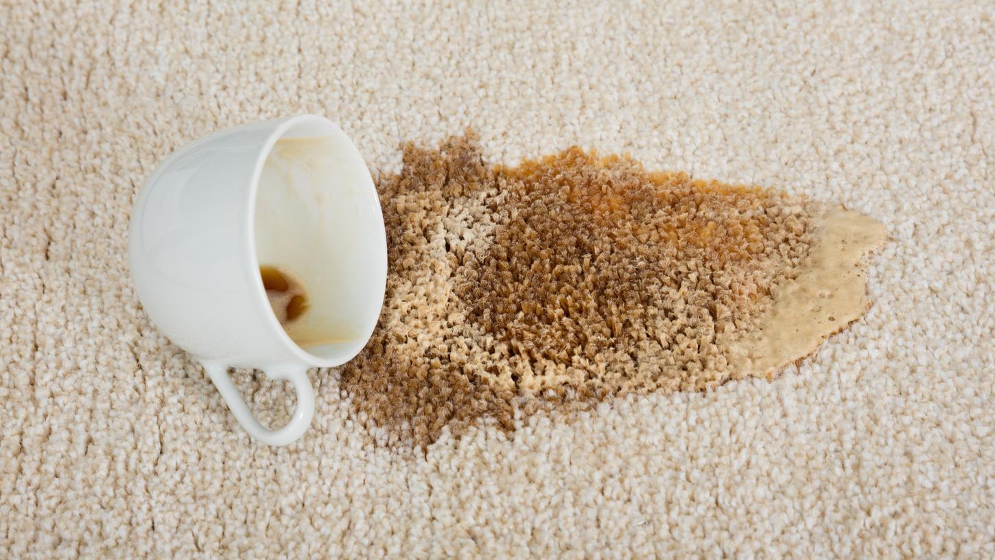 Kaffeeflecken auf Textilien lassen sich schnell und einfach mit herkömmlichen Hausmitteln entfernen.