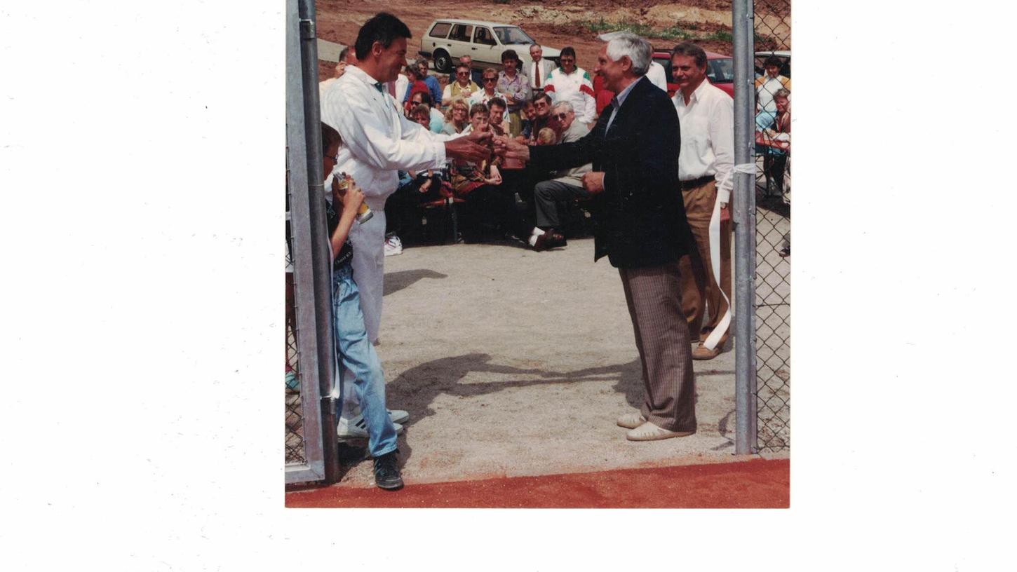 Mehr als ein Fußballverein: Karl Lindner (rechts) eröffnet 1985 die Tennisplätze beim ASV Möhrendorf.
Mehr als ein Fußballverein: Karl Lindner (rechts) eröffnet 1985 die Tennisplätze beim ASV Möhrendorf.