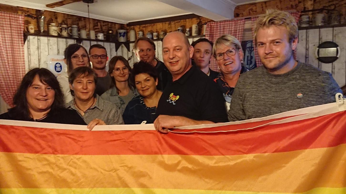 Rund ein Dutzend Menschen – Mitglieder der LGBTQ-Gemeinschaft ebenso wie Verbündete beispielsweise von den Jusos – haben sich im Burgersgarten getroffen, um einen CSD für Schwabach ins Leben zu rufen.  