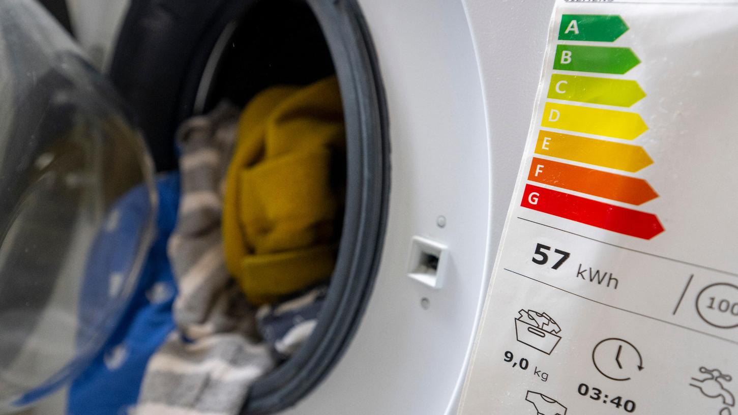 Die Waschmaschine zu entkalken gehört zu einer der Dinge, die man regelmäßig im Haushalt erledigen sollte.