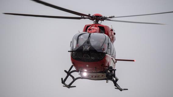 Zwischen zwei Hubwagen eingeklemmt: 23-Jähriger bei Betriebsunfall in Franken schwer verletzt