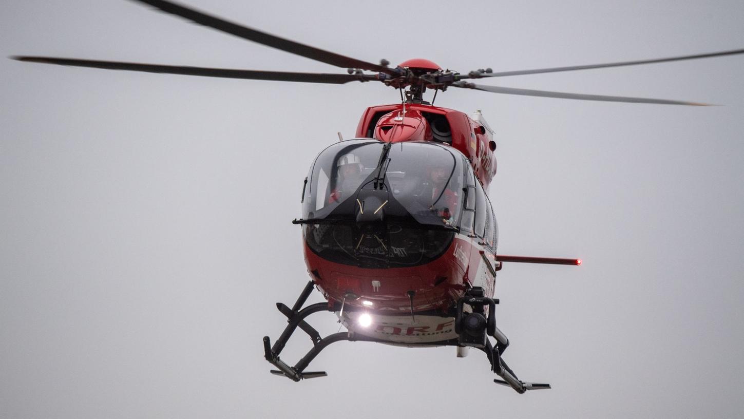 Mit einem Rettungshubschrauber wurde ein Mann ins Krankenhaus geflogen.