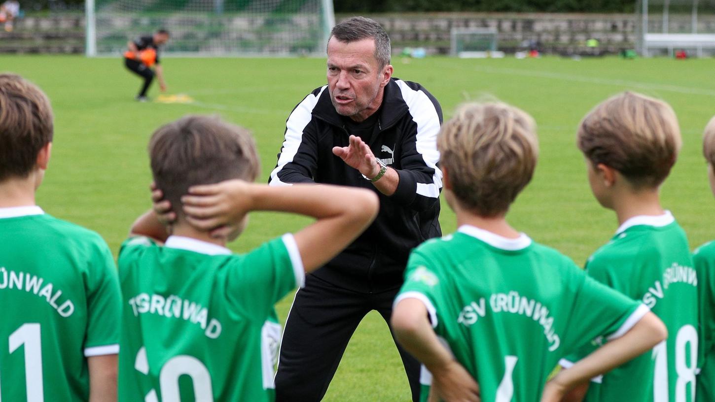 Trainiert die E-Jugendmannschaft des TSV Grünwald mit viel Freude: Lothar Matthäus. Trainiert die E-Jugendmannschaft des TSV Grünwald mit viel Freude: Lothar Matthäus.