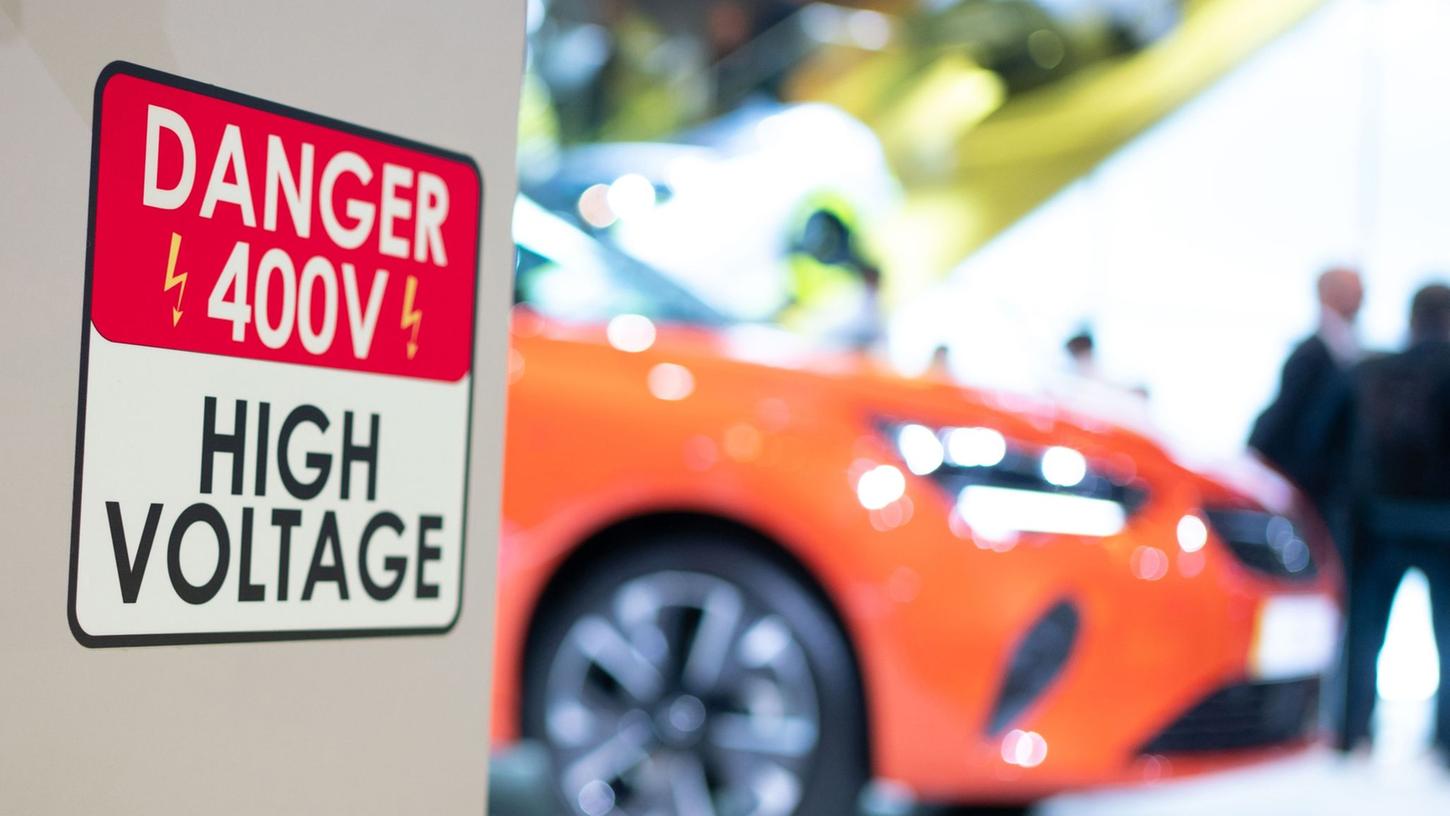 Unter Strom. Der Markt für E-Autos wächst. Unter Strom. Der Markt für E-Autos wächst.