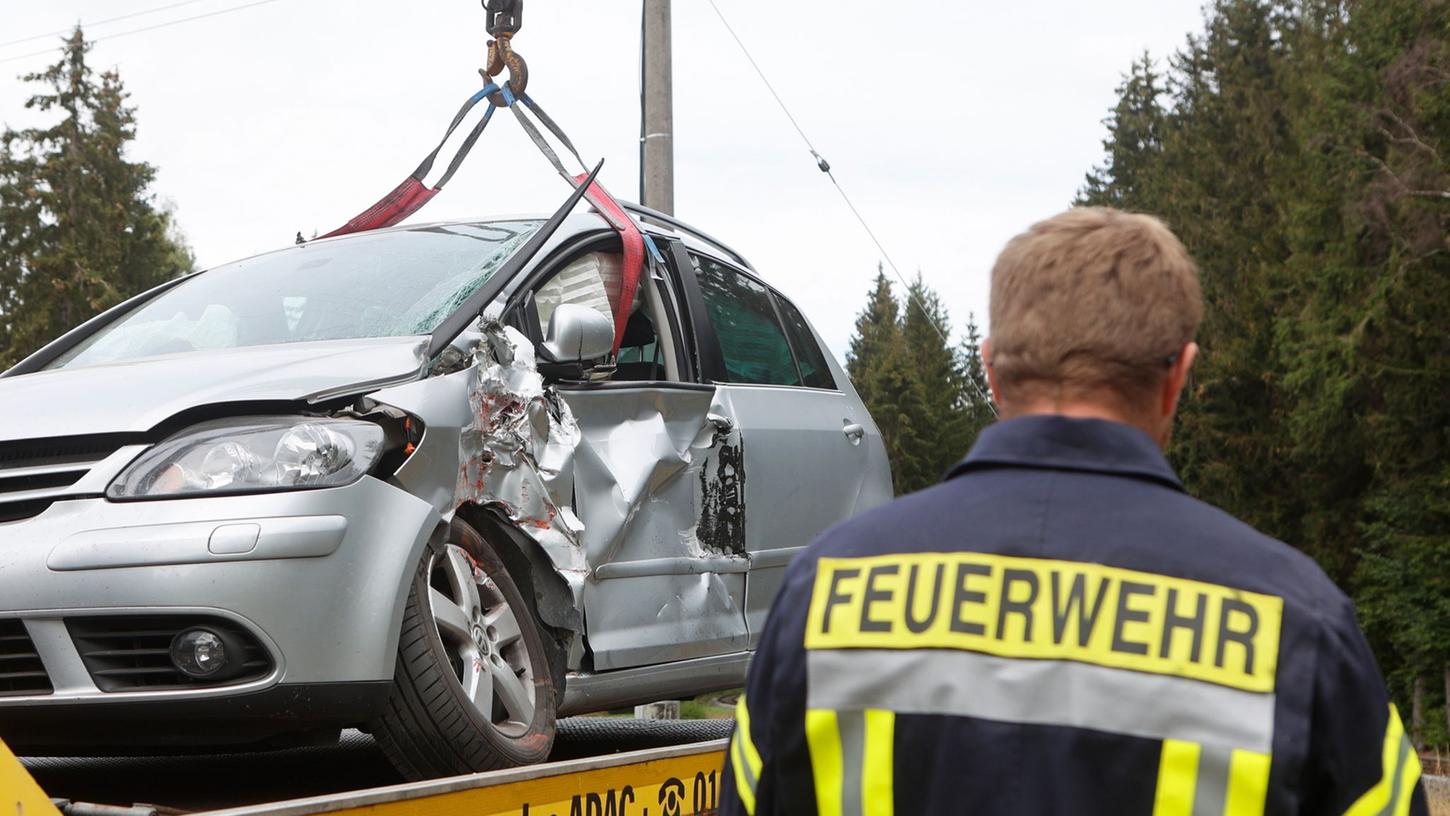 Mehrere Faktoren entscheiden darüber, ob Versicherer nach einem Unfall den Neupreis oder nur den Wiederbeschaffungswert ersetzen.