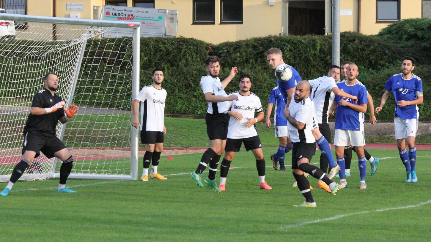 Viel los im Fünfer: Elf Akteure, und damit genau die Hälfte aller Spieler, tummelten sich in dieser Szene vor dem Treuchtlinger Tor. Der ESV behauptete sich am Ende mit 2:0 gegen Berolzheim-Meinheim