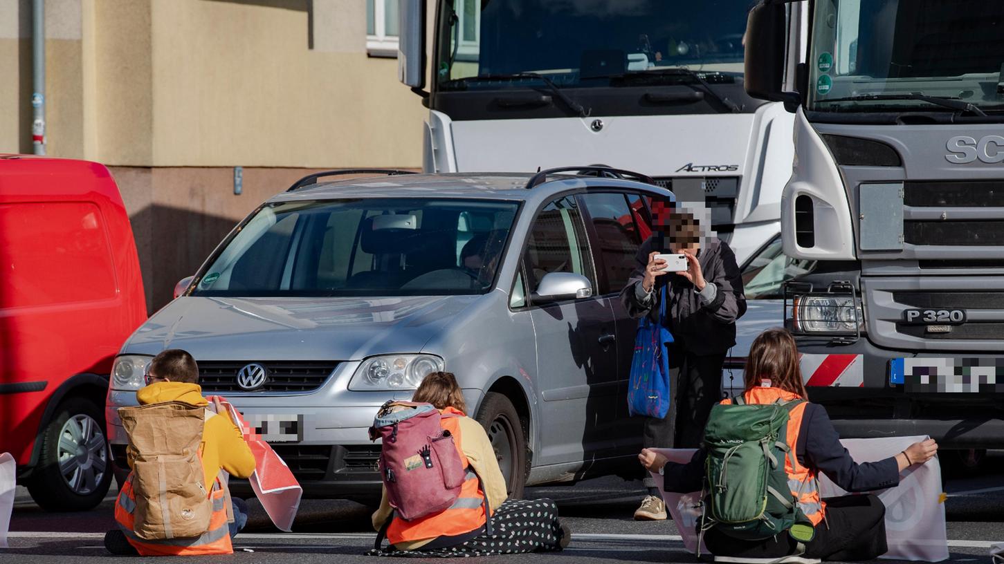 Immer häufiger blockieren Klimaschützer und Aktivisten Straßen in mehreren Städten Deutschlands, um auf den Umweltschutz aufmerksam zu machen. (Symbolbild) Immer häufiger blockieren Klimaschützer und Aktivisten Straßen in mehreren Städten Deutschlands, um auf den Umweltschutz aufmerksam zu machen. (Symbolbild)