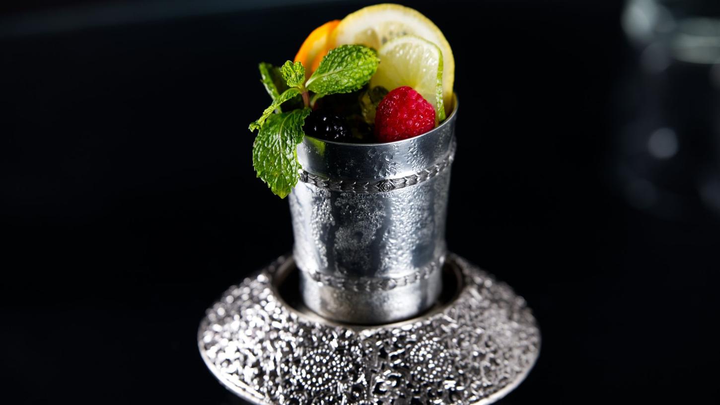 Der Cocktail Prince of Wales mit Cognac, Orangenlikör, Angostura und Champagner wird in einem Silberbecher serviert. Ersatzweise geht aber auch ein Champagnerglas. Der Cocktail Prince of Wales mit Cognac, Orangenlikör, Angostura und Champagner wird in einem Silberbecher serviert. Ersatzweise geht aber auch ein Champagnerglas.