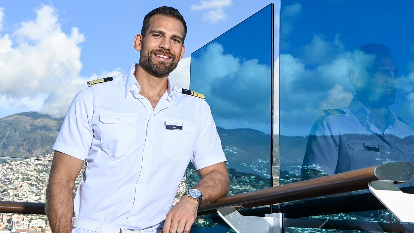 Der Schauspieler Moritz Otto spielt den Schiffsarzt Doktor Eric Leonard.
Der Schauspieler Moritz Otto spielt den Schiffsarzt Doktor Eric Leonard.