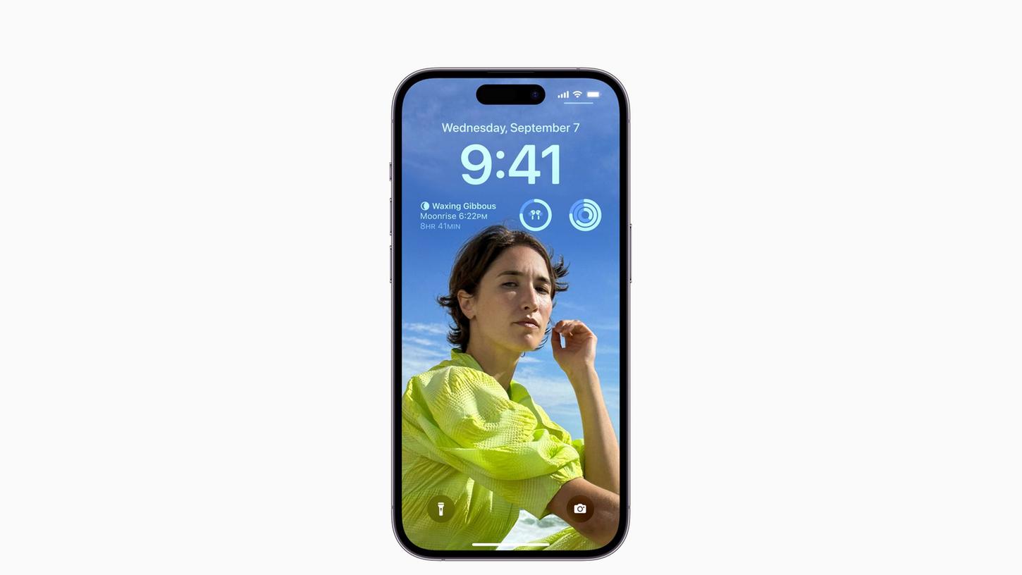 Zum Themendienst-Bericht vom 16. September 2022: Eigenes Foto, garniert mit nützlichen Widgets: iOS 16 ermöglicht einen individuellen Sperrbildschirm.